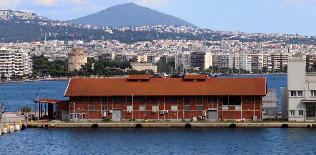 Η προκυμαία της Θεσσαλονίκης με τον Λευκό Πύργο